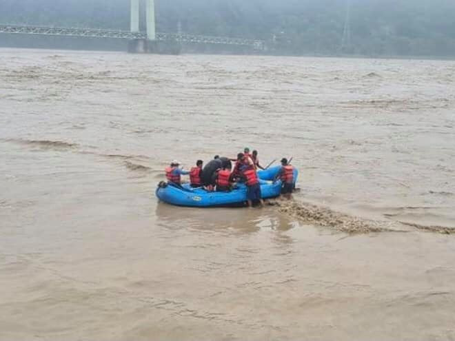 कर्णाली नदीमा माछा मार्न गएका तीन जनाकाे दुई दिनपछि सकुशल उद्धार